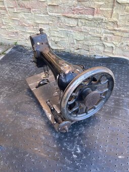 Starý šijací stroj PFAFF - 2