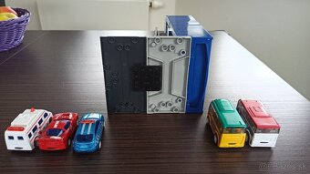 Policajná stanica a 5 áut, angličáky - 2