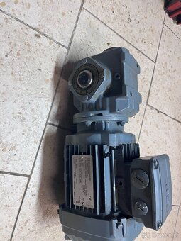 Prevodovka s elektromotorom SEW - 2