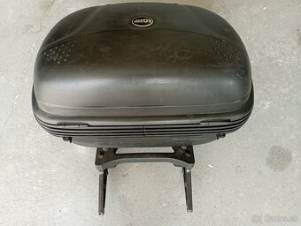 Kufor Givi s nosičom. - 2