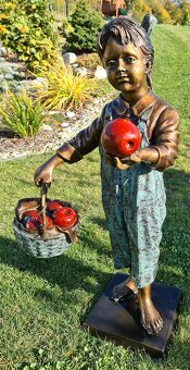 Bronzová socha-Dívka s jablky-kolorovaná-UNIKÁT - 2