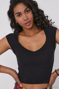 krátke topy vel. UNI - 2