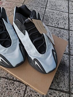 Adidas Yezzy 700 - 2