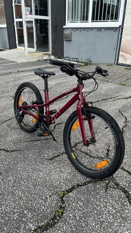 Detský bicykel SPECIALIZED Jett 20 Lesk Malinová/UV Lilac - 2