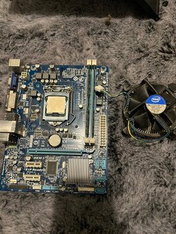Predám Zakladnu dosku Gigabyte GA-H61M-DS2 DVI + doplnky‼️ - 2