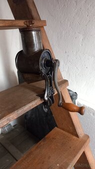 Starožitný liatinový mlynček - 2