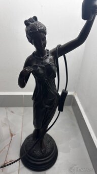Lampa ženy - 2