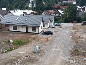 Ponúkame na predaj pozemok so stav. povolením domu / chaty. - 2