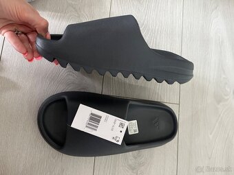 Yeezy slides - 2