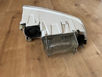 Škoda Octavia 2 predný pravý svetlomet xenon - 2