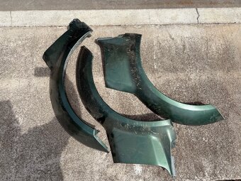 Predám plastové bočné lemy na SUZUKI Jimny - 2