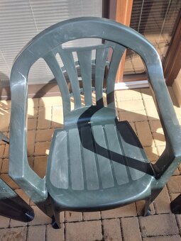 Plastove stolicky - 2