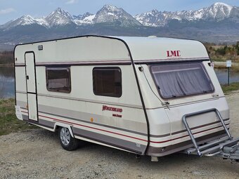Karavan LMC 490 - predstan s bokami - 2