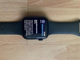 Apple Watch SE 2. generácie, 44 mm — výborný stav - 2