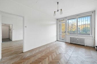 Pôvodný stav, skvelá dispozícia – 2-izbový byt s loggiami - 2