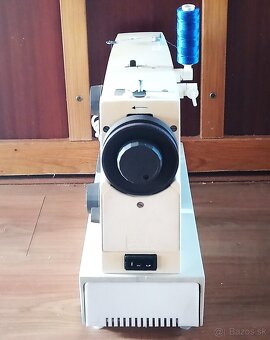 Kufríkový šijací stroj. - 2