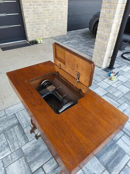 Stôl so starým šijacím strojom - 2