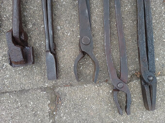 Kováčske kliešte ,náradie,kladiva ,sekera,nebožiec 21 - 2
