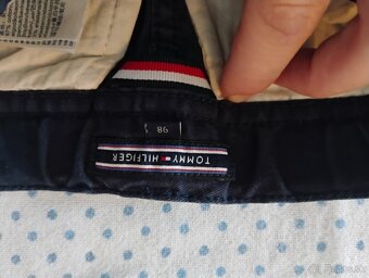 Predám nohavice Tommy Hilfiger 98 - 2