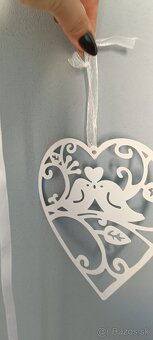 Svadobná výzdoba: Kovové biele srdiečka na zavesenie - 2