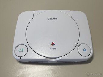 PS One s modchipom + raritný ovládač, memory karta - 2