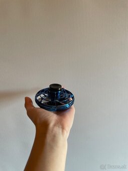 Farebne svietiaci Electricky boomerang - 2