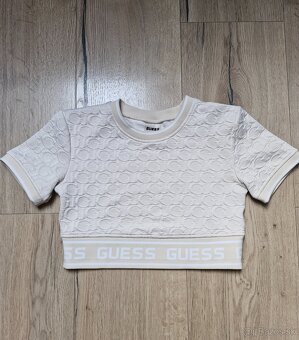 NOVE Guess logovany kremovy crop top, sukna, smotanova sukna - 2