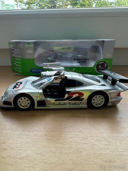 Model auticka Mercedes - 2