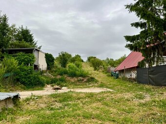 🌄 Idylický pozemok s panoramatickým výhľadom na Levice — vý - 2