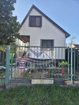 Záhrada s murovanou poschodovou chatkou - 2