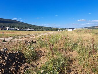 Pozemok 663 m2 v obci Štitáre s pekným výhľadom na Žibricu - 2