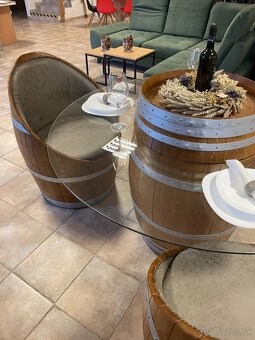 Jedálenský stôl a stoličky z dubových sudov. - 2