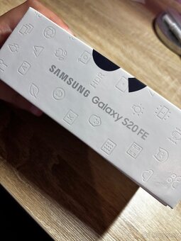 Samsung Galaxy S20 FE - 2