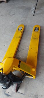 Paletový vozík 2200kg - 2