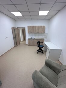 PRÍZEMIE – Obchodný priestor (ambulancia, kancelárie) 87 m2 - 2