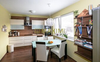 PREDAJ - zariadený 2- izbový byt s veľkým balkónom na ulici - 2