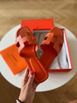 HERMES oranžové šľapky v komplet balení - 2