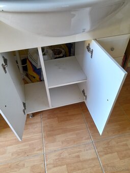 Kupelňova skrinka s umyvadlom - 2
