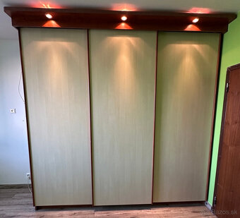 satnikova skrina s osvetlenim 260x260x60 - 2