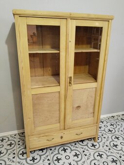Stará skříň, skříňka, knihovna po renovaci - 2