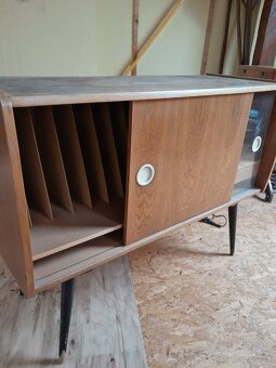 Skriňový gramofón - 2