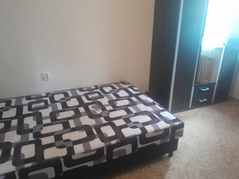 Izba v byte na prenajom . - 2