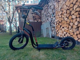 Kolobežka s nafukovacími kolesami. - 2