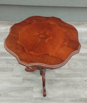 Stolík intarzovaný s vyrezávanou nohou. - 2