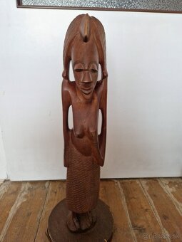 Vyřezávaná africká žena - 2