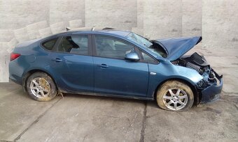 Predám náhradné diely na Opel astra J 1,4Benzin - 2