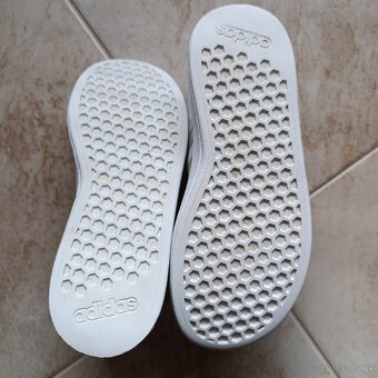 Tenisky Adidas velkost 33 - 2
