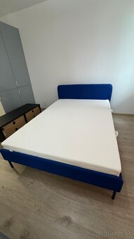 Modrá čalúnená posteľ 140x200 s novým matracom - 2
