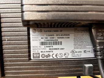 Na predaj: 2x LCD monitory – LG Flatron L194WS a Samsung Syn - 2