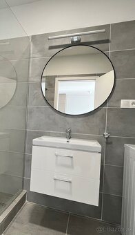 Kúpeľňová skrinka s umývadlom a batériou - 2